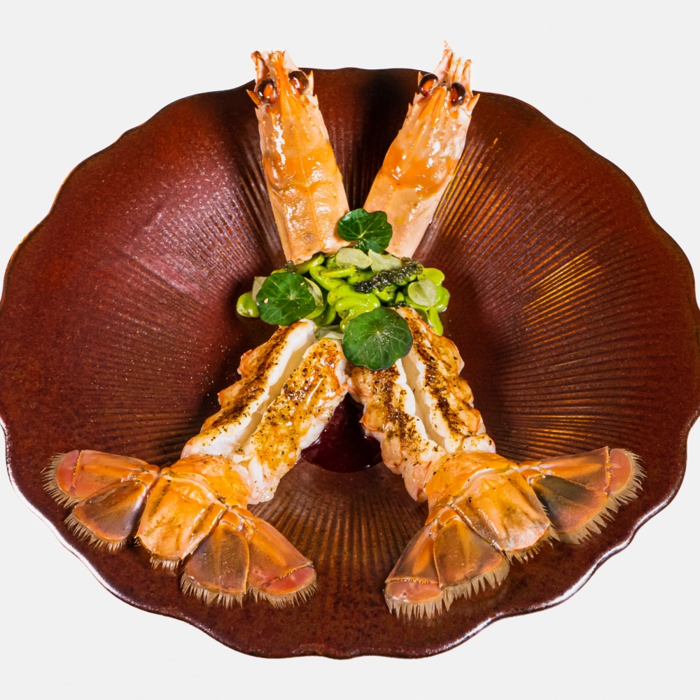 新鲜笼捕大海螯虾，浆果与菜叶点缀，配海螯虾汤