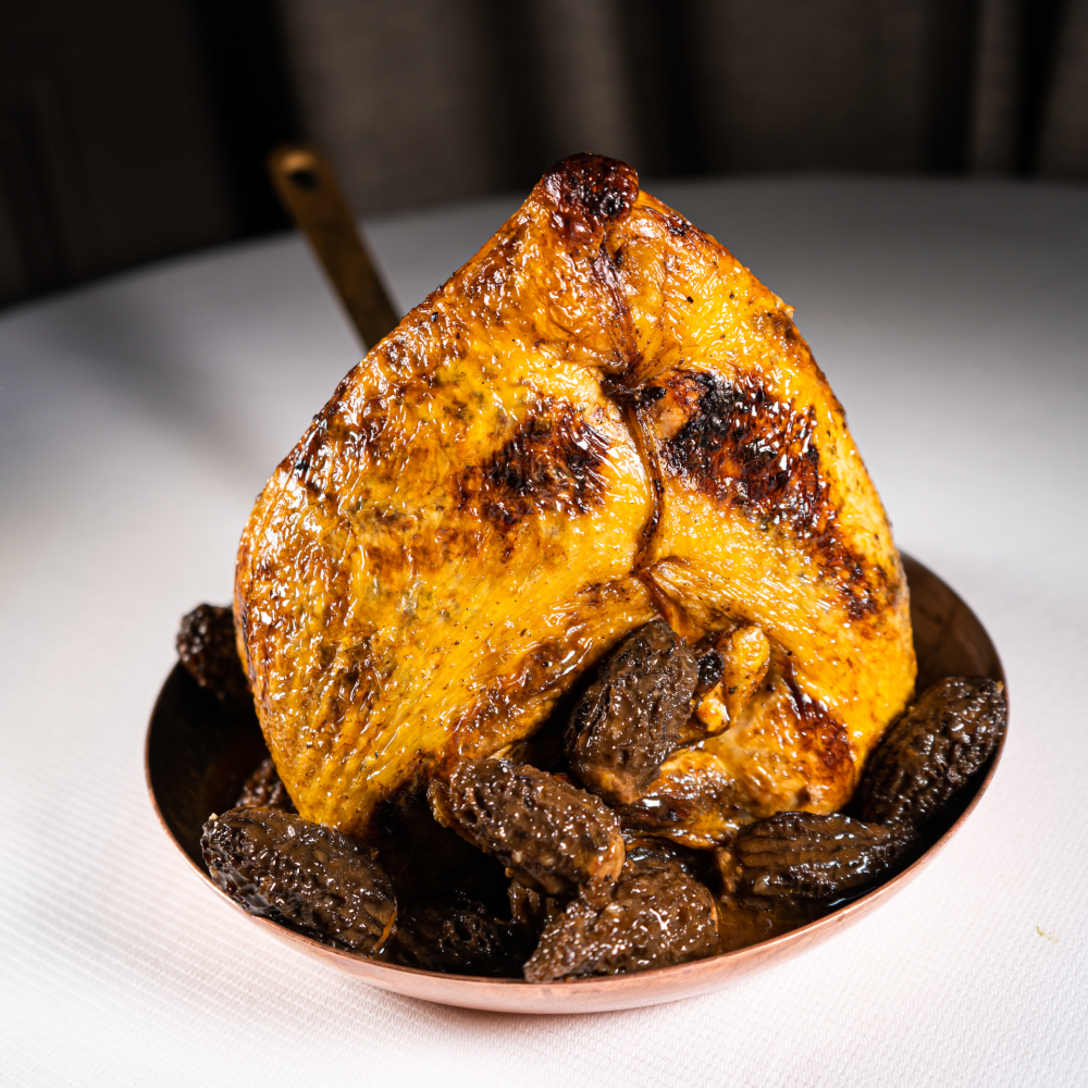 皮下で風味付けしたホロホロ鳥、2通りの方法で料理したモリ―ユ茸