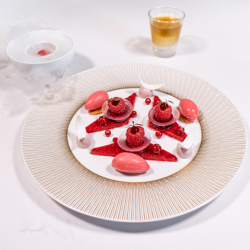 Redcurrant-raspberry, ‘thé-d’été’ summer tea with cherry blossom flower