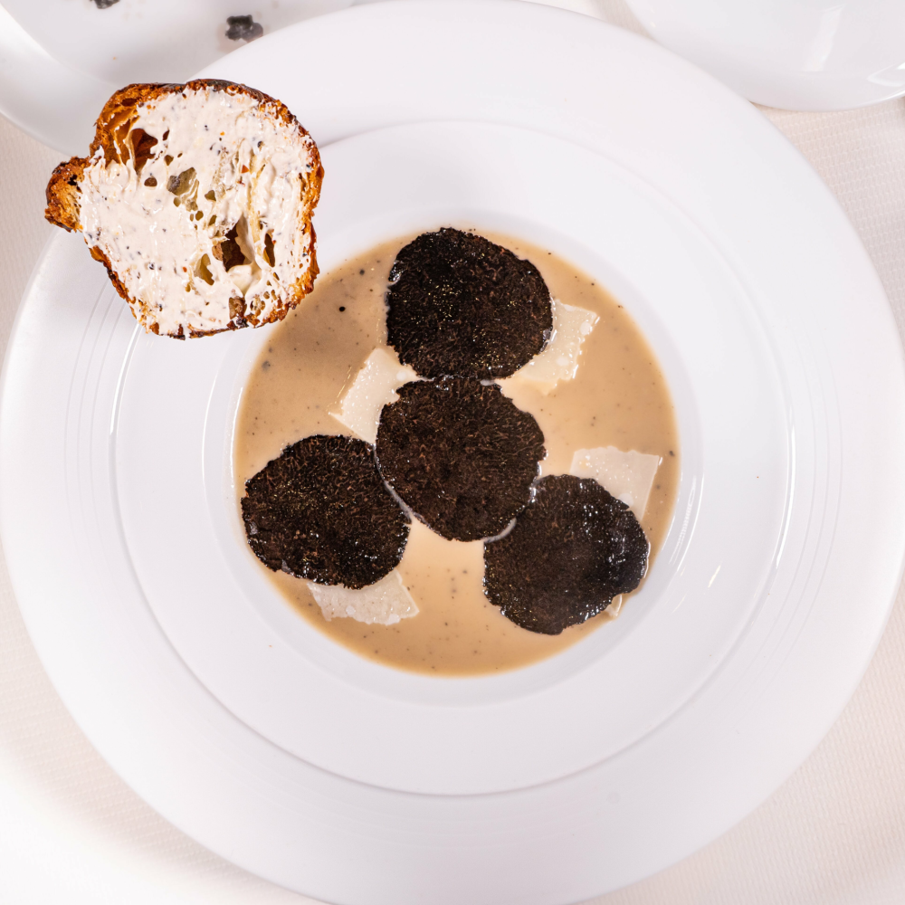 {"fr":"Soupe d'artichaut \u00e0 la truffe noire, brioche feuillet\u00e9e aux champignons et truffes, et encore plus\u2026","en":"Artichoke soup with black truffle; layered truffled mushroom brioche and more...","zh":"\u9ed1\u677e\u9732\u6d0b\u84df\u6d53\u6c64\uff0c\u73cd\u83cc\u677e\u9732\u5343\u5c42\u5976\u6cb9\u86cb\u7cd5\u2026\u2026","ja":"\u9ed2\u30c8\u30ea\u30e5\u30d5\u98a8\u5473\u306e\u30a2\u30fc\u30c6\u30a3\u30c1\u30e7\u30fc\u30af\u306e\u30b9\u30fc\u30d7\u3001\u304d\u306e\u3053\u3068\u30c8\u30ea\u30e5\u30d5\u306e\u30d6\u30ea\u30aa\u30c3\u30b7\u30e5\u30fb\u30d5\u30a4\u30e6\u30c6\u3001\u3055\u3089\u306b\u2026","ru":"\u0421\u0443\u043f \u0438\u0437 \u0430\u0440\u0442\u0438\u0448\u043e\u043a\u0430 \u0441 \u0447\u0435\u0440\u043d\u044b\u043c \u0442\u0440\u044e\u0444\u0435\u043b\u0435\u043c, \u0431\u0443\u043b\u043e\u0447\u043a\u0430 \u00ab\u0431\u0440\u0438\u043e\u0448\u044c\u00bb \u0438\u0437 \u0441\u043b\u043e\u0435\u043d\u043e\u0433\u043e \u0442\u0435\u0441\u0442\u0430 \u0441 \u0433\u0440\u0438\u0431\u0430\u043c\u0438, \u0442\u0440\u044e\u0444\u0435\u043b\u044f\u043c\u0438 \u0438 \u043d\u0435 \u0442\u043e\u043b\u044c\u043a\u043e...","ko":"\ube14\ub799 \ud2b8\ub7ec\ud50c\uc774 \ub4e4\uc5b4\uac04 \uc544\ud2f0\ucd08\ud06c \uc218\ud504, \ubc84\uc12f\uc744 \uacb9\uacb9\uc774 \ub123\uc740 \ube0c\ub9ac\uc624\uc288 \ub4f1"}