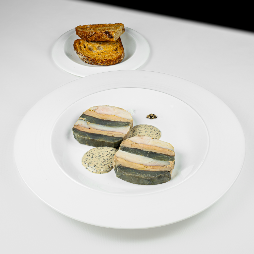 Suprême de volaille, foie gras et artichaut, vinaigrette à la truffe