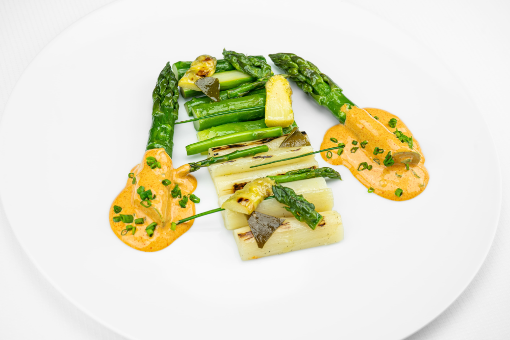 Textures and temperatures of green and white asparagus