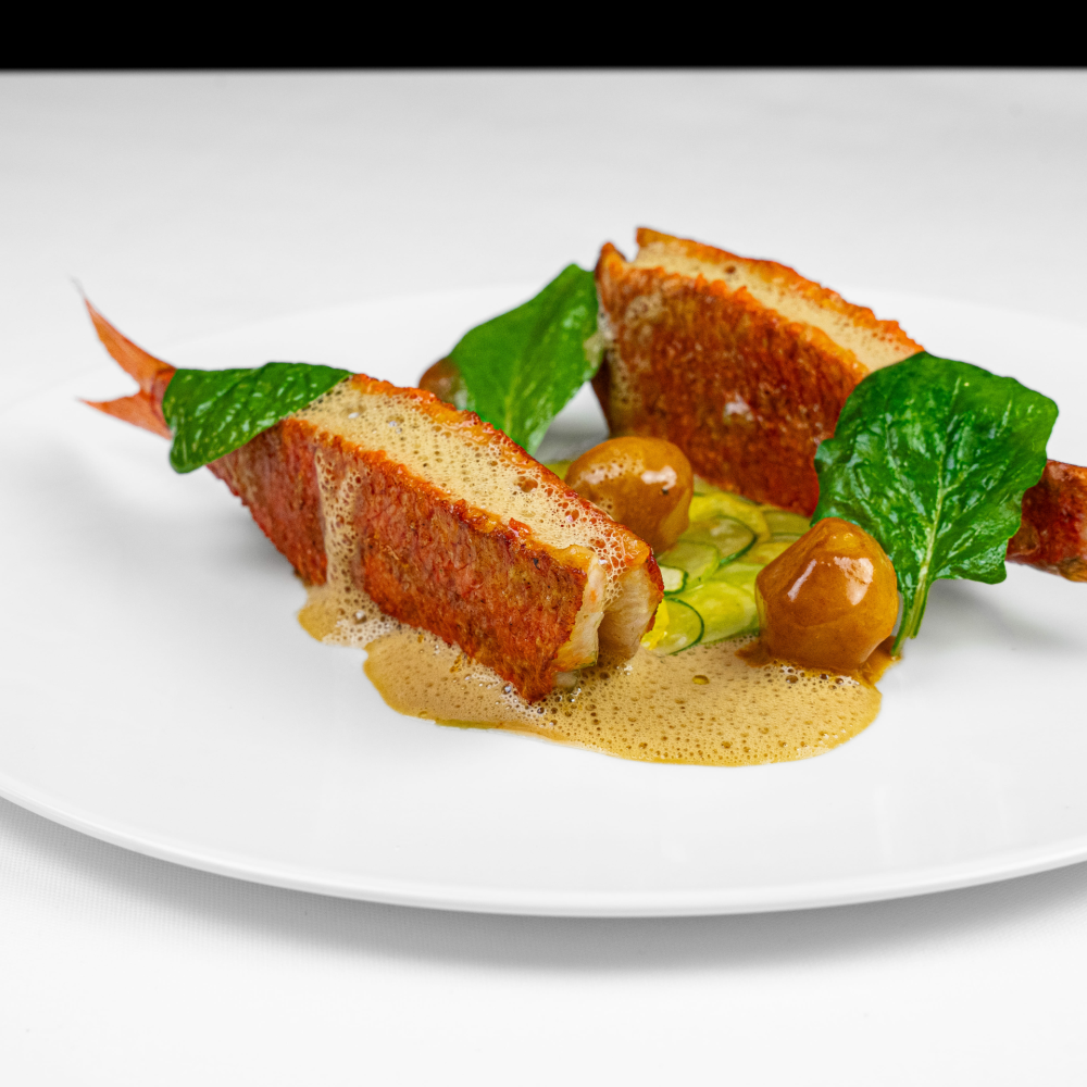 Средиземноморская султанка в «интересной» позе, летние кабачки, печёночный сок
