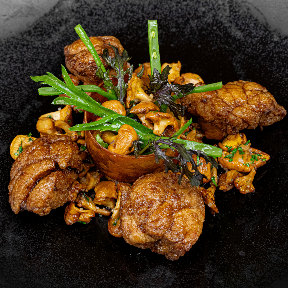 Crispy and tender veal sweetbread, sautéed girolles, green shoots, veal consommé