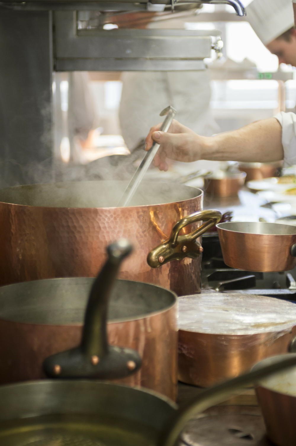 Ris de veau « croustillants-moelleux », « petits chaussons » de pommes de terre et truffe, un peu de consommé